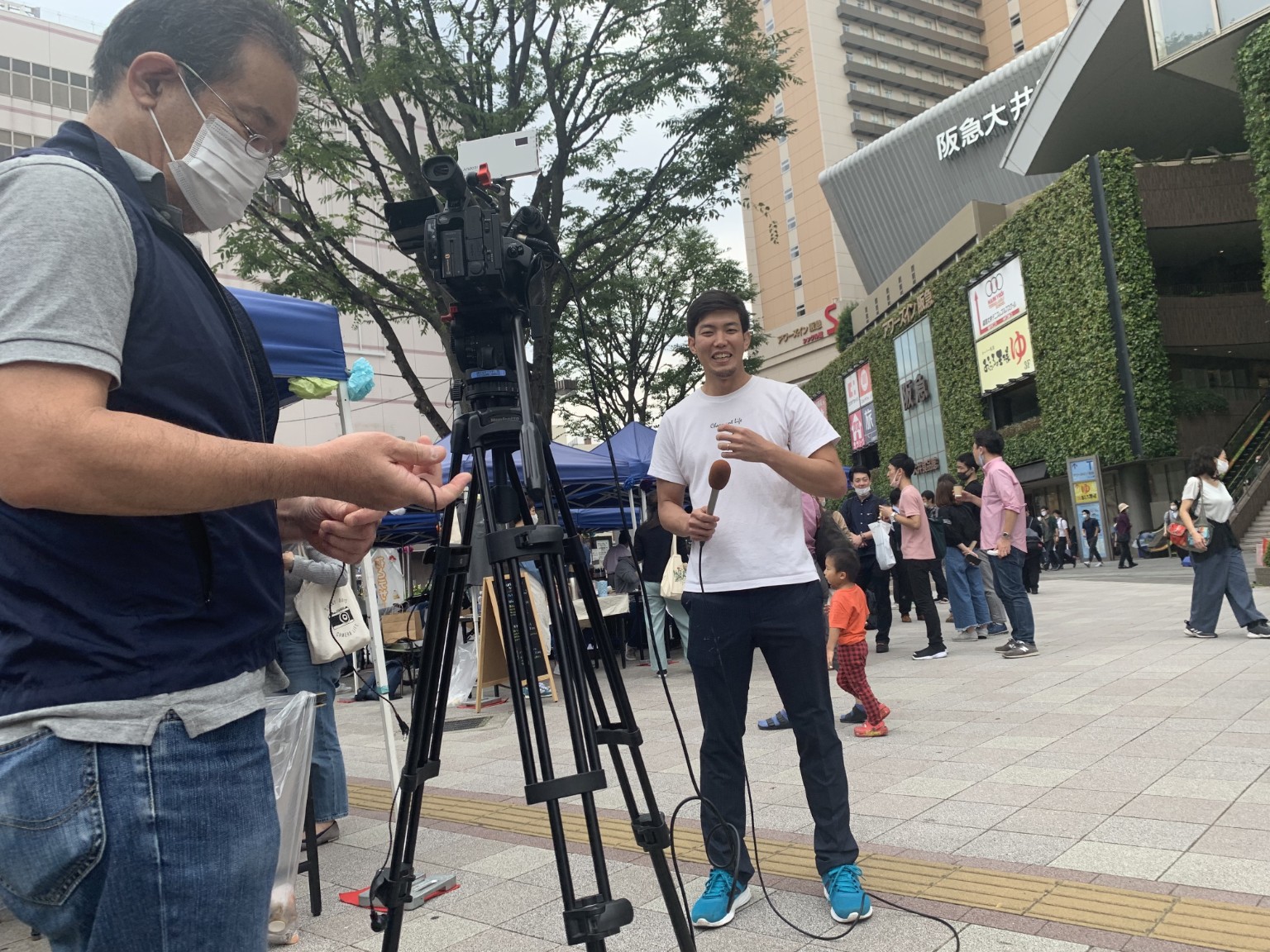 テレビ取材でリポートするキャプテン